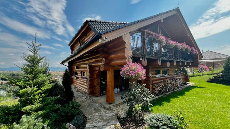 Luxusný 5-izbový rodinný zrub s nadherným výhľadom na hrad