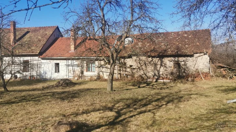Na predaj dom v kľudnej časti Záhrb, Nová Baňa