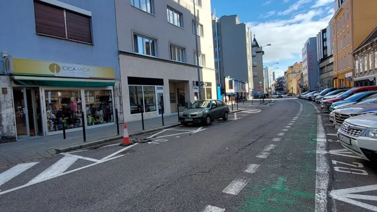 BEZ PROVÍZIE- Garsonka v blízkosti Eurovei na Dunajskej ulic