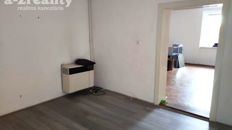 Na predaj starší RD so stav. pozemkom v obci Dvory nad Žit.