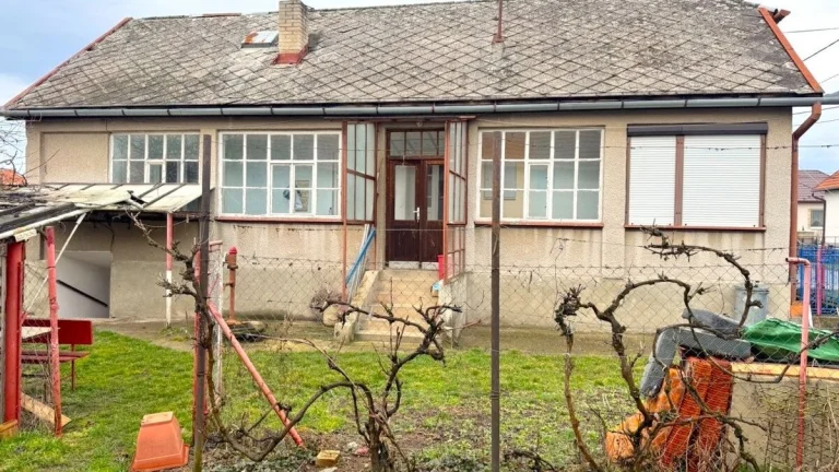 Na predaj zachovalý rodinný dom s väčším pozemkom v obci Buš
