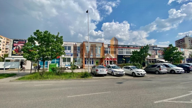 NA PREDAJ 3x OBCHODNÝ PRIESTOR V POLYFUNKČNEJ BUDOVE - ŠAĽA