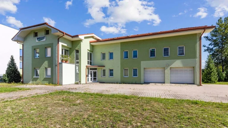 Ponúkame na predaj prevádzkovú budovu na pozemku 2418m2