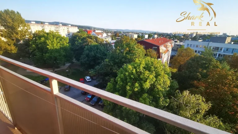 4-izbový byt v širšom centre s krásnym výhľadom na mesto.