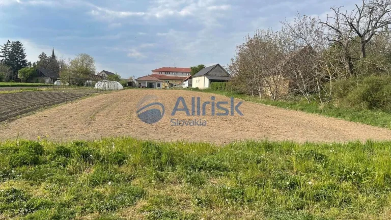 Slnečný pozemok v tichej lokalite len 14km od Šale
