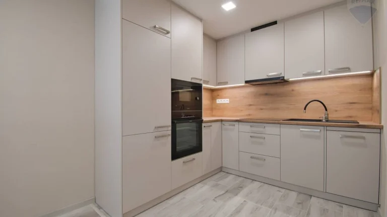 Na predaj 3 izbový byt, 63 m2, lodžia 3 m2, kompletná rekonš