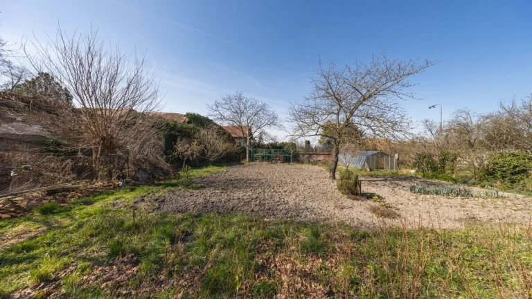 REZERVOVANÉ - Na predaj stavebný pozemok 2183 m2 v centre Zá