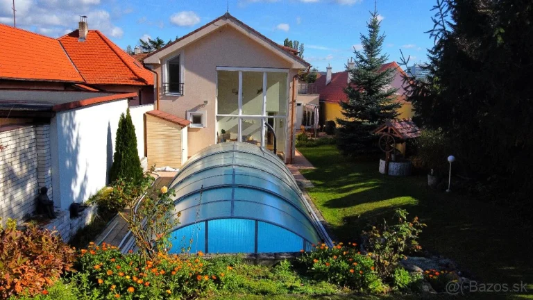 VEĽKORYSÝ 6-IZB. RODINNÝ DOM S KRYT. BAZÉNOM A DVOJGARÁŽOU
