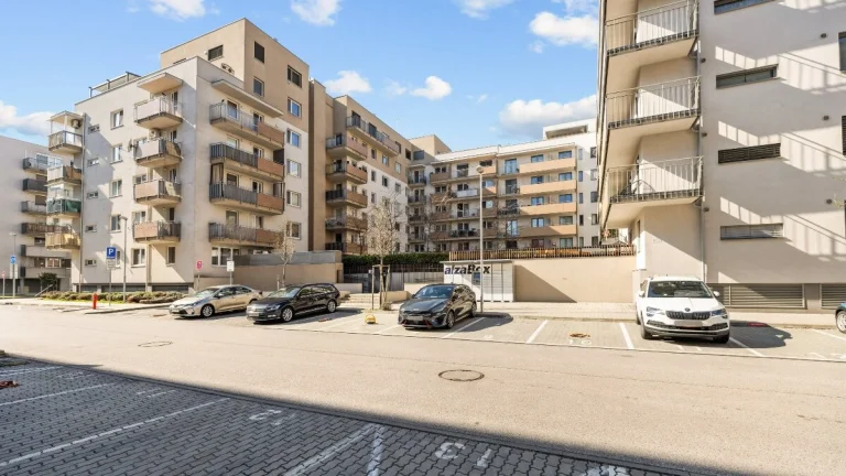 ŠTÝLOVÝ 3-IZBOVÝ BYT S PRIESTRANNÝM BALKÓNOM
