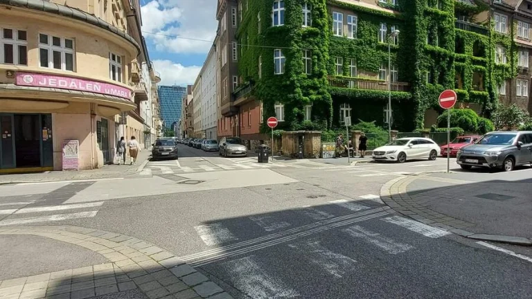 BEZ PROVÍZIE- Garsonka v blízkosti Eurovei na Grosslingovej