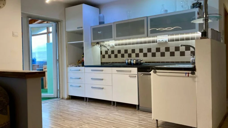 4-izbový rodinný dom s terasou a 7-árovou záhradou, Nová Str