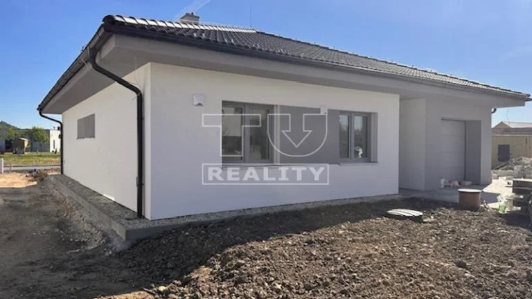 SLNEČNÝ 4 IZBOVÝ BUNGALOV S GARÁŽOU, TERASOU A POZEMKOM...