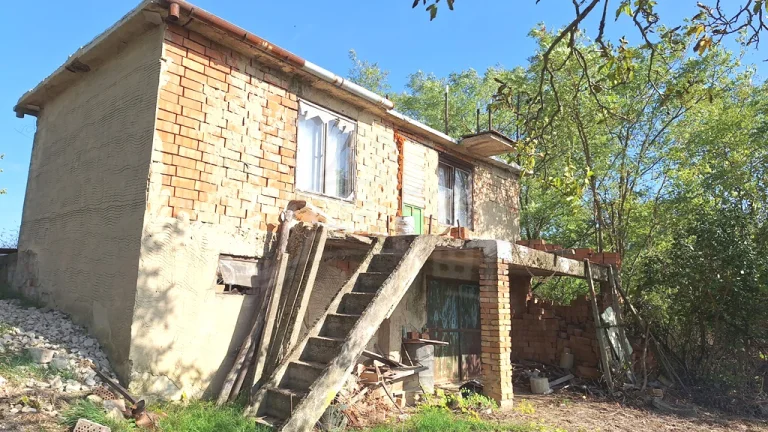 Poschodová chatka s pivnicou na okraji viničného vŕšku obc