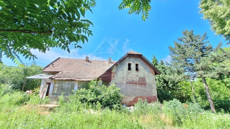 Pôvodný dom na rozľahlom vyše 6000m2 pozemku v kľudnej čas