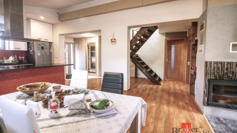 Na predaj 4-izbový rodinný dom, komplet zariadený, 8 ár poze