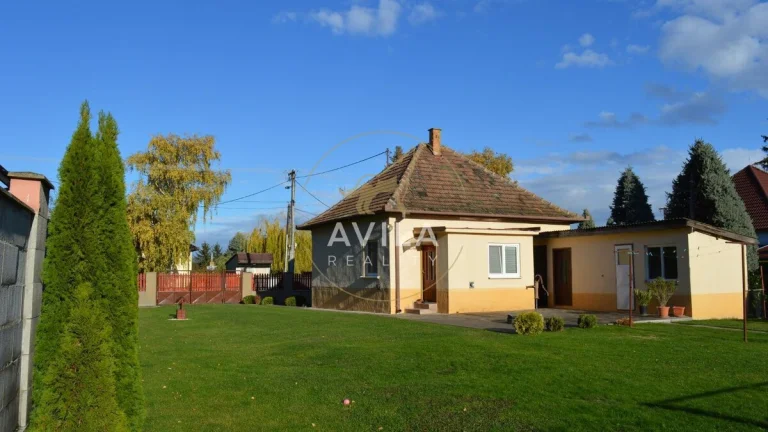 NA PREDAJ: 2 izbový rodinný dom s pekným pozemkom 1523m2 - J