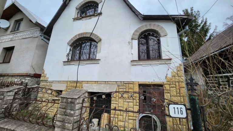 Na predaj starší rodinný dom, pozemok 246 m2, Zliechov.