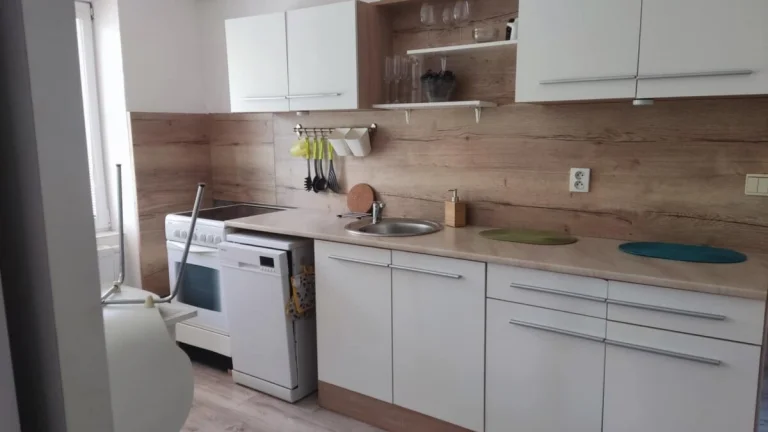 3 izbový byt (s garážou a pivnicami)