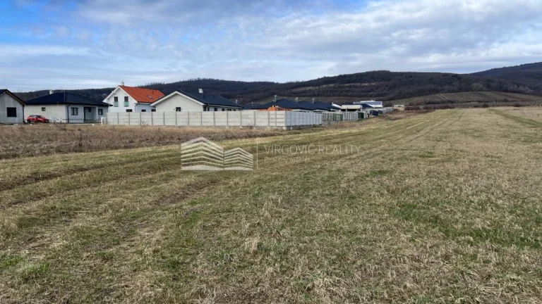 Na predaj 33á stavebný pozemok na výstavbu rodinných domov.