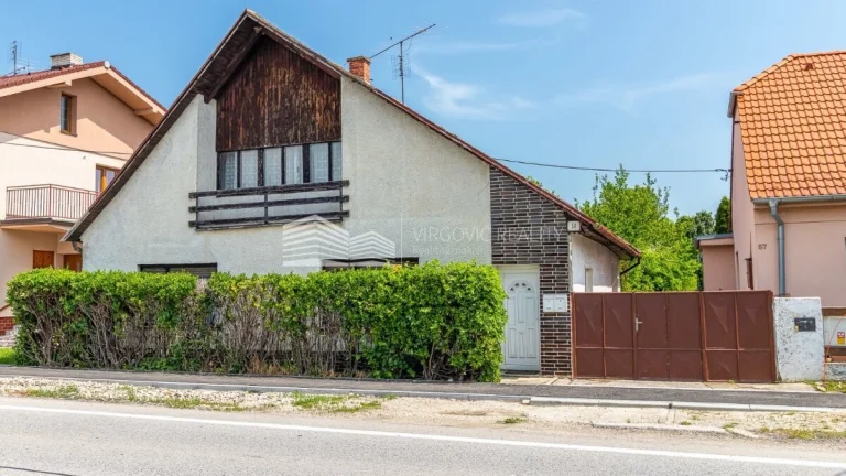 Predaj rodinného domu s veľkým pozemkom a garážou v obci Vin