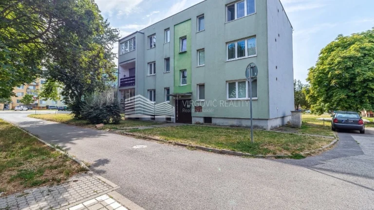 Na predaj slnečný 3. izbový tehlový byt s vlastným kúrením.