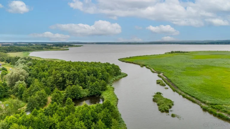 Działka nad jeziorem , 3 km od morza.