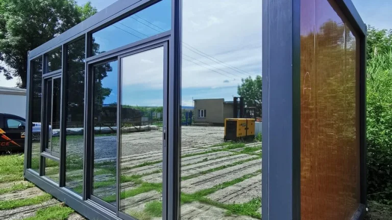 Obytný, kancelářský kontejner o rozměru 3 x 6 m
