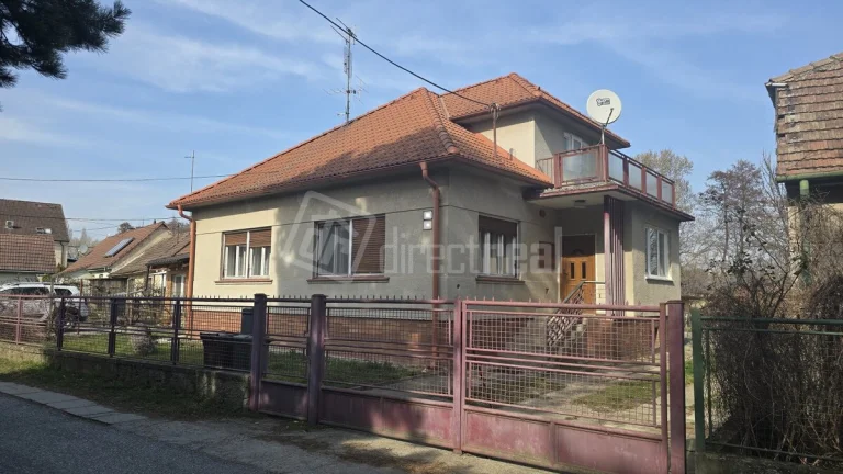 REZERVOVANY Čiastočne zrekonštruovaný 4-izbový dvojp…