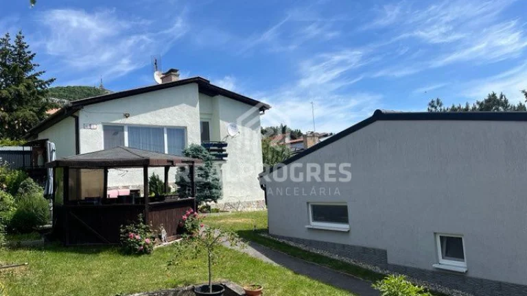 PREDAJ dvoch rodinných domov na jednom pozemku o výmere 600