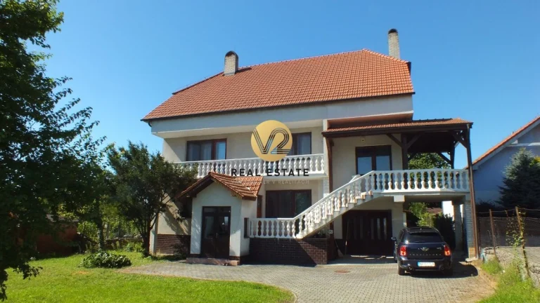 Na PREDAJ 6i RD s veľkým pozemkom 2500m2 možnosť rozdeliť na