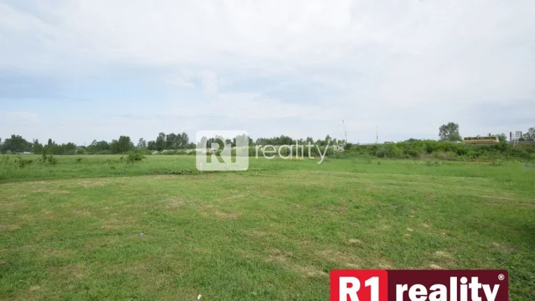 Stavebný pozemok pre podnikanie /logistika, doprava, skladov