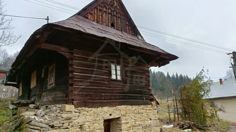 Drevenica v okrajovej časti obce Lutiše