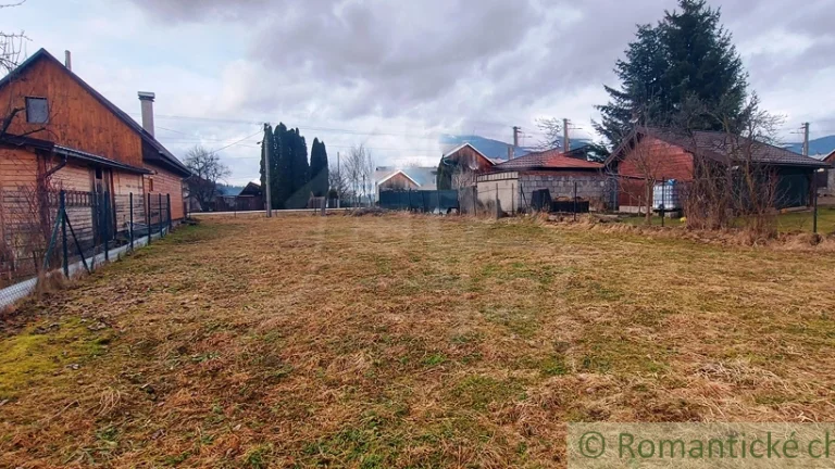 Pekný rovinatý pozemok v dobrej časti Závadka nad Hronom