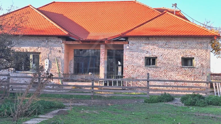 Pôvodná kúria na rozľahlom pozemku na okraji kúpeľného mes