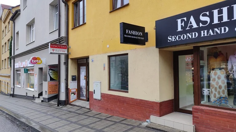Prodejna nebo kancelář na frekventovaném místě, s výkladem