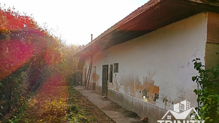 Na predaj stavebný pozemok so starším domom v obci Imeľ