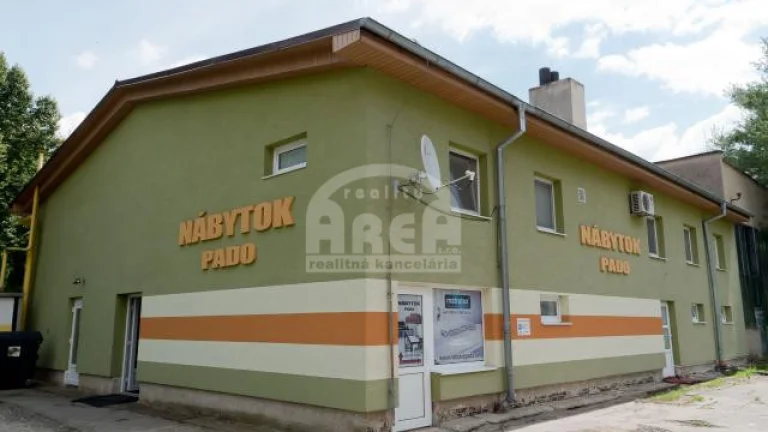 Komerčná budova s 2-izbovým bytom vo Vranove nad Topľou