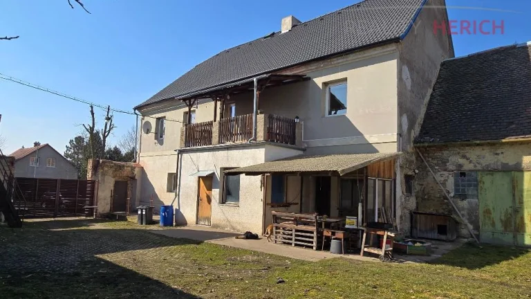 Nabízíme Vám k prodeji dům se 2 bytovými jednotkami, terasa