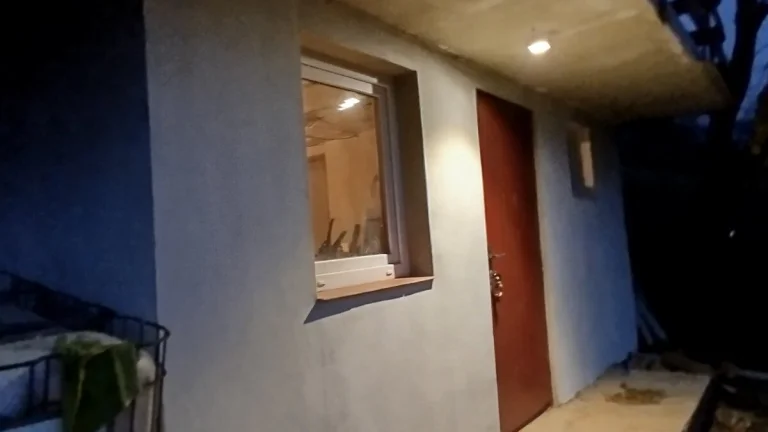 Murovaná chata s veľkou záhradou