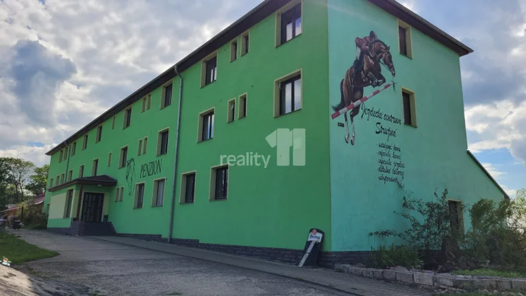 Jezdecký areál, stáje a pension Karlovy Vary