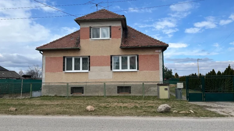 NA PREDAJ čiastočne prerobený rodinný dom so záhradou a gará