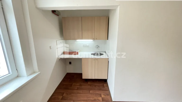 Pronájem bytu 1+kk 28 m2 P4 Marie Cibulkové nezařízený po re
