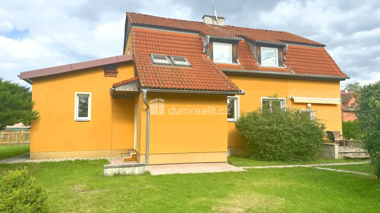 Krásný dvougenerační dům s garáží, rybníkem, velkou zahradou