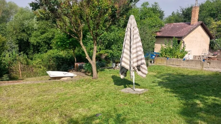 Zahrada se zděnou chatkou