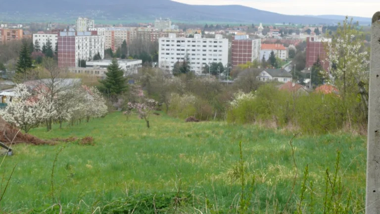pozemok s krasnym výhladom na mesto