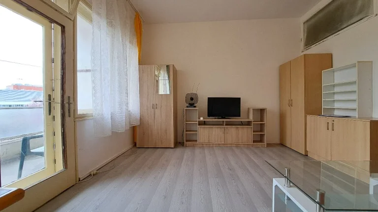 Pronájem zařízeného bytu 1+kk s velkou lodžií, CENTRUM