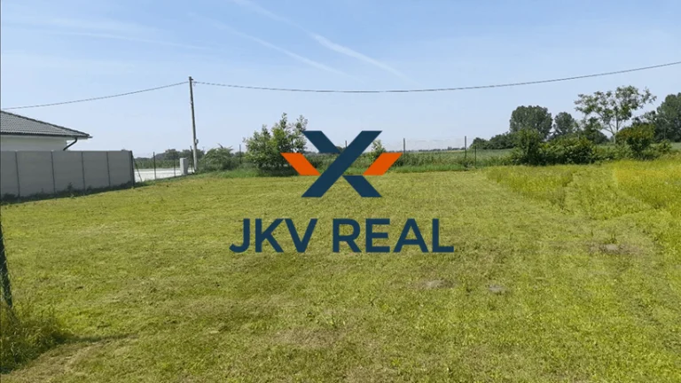 NA PREDAJ KRÁSNY ROVINATÝ POZEMOK V LEHNICIACH