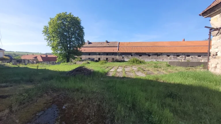 Statek 18.500 m2 s budovami a památkově chráněným zámkem