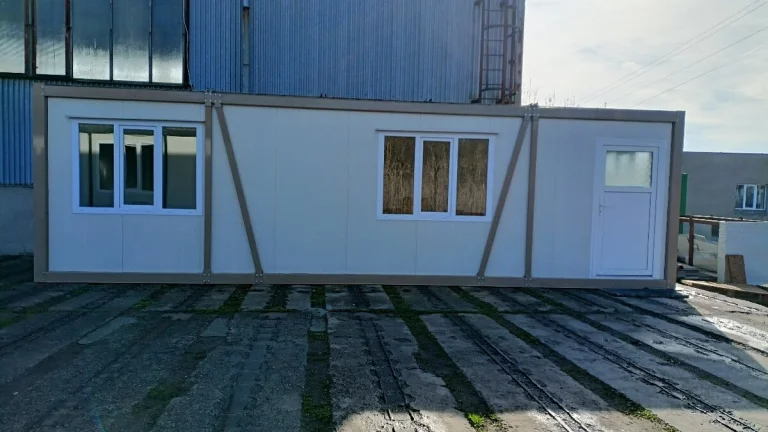 Obytný/kancelářský kontejner o rozměru 3 x 9 m