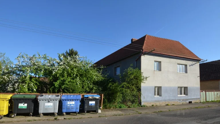 Prodej rodinného domu k rekonstrukci s hospodářským zázemím